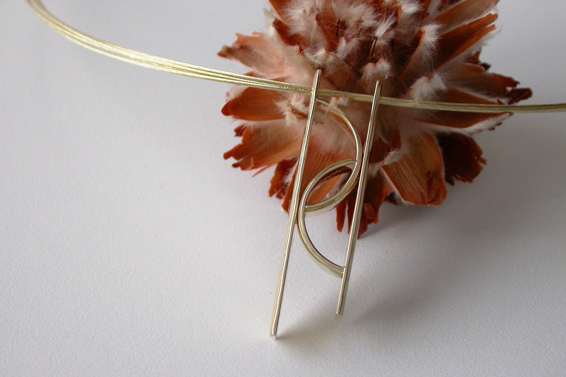 Geelgouden hanger van 2 trouwringen - gedenksieraad - van edelsmid Marita van Oorschot