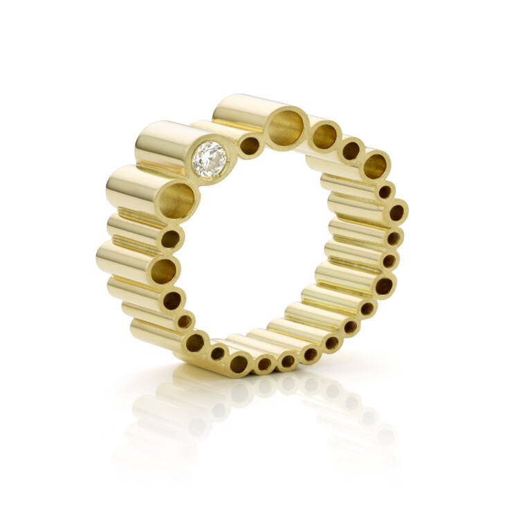 Geelgouden ring Tubed Schuin - opgebouwd uit gouden ronde buisjes met diamant - met diamant - uit de Tubed collectie van edelsmid Marita van Oorschot