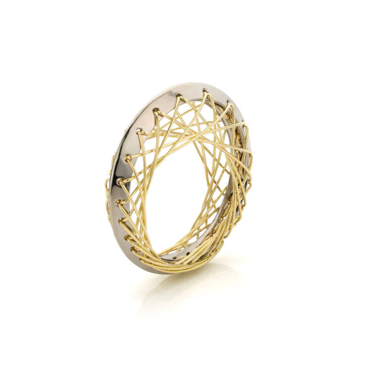 Geel en witgouden ring wired - uit de Wired collectie van Edelsmid Marita van Oorschot - met gouden draadjes